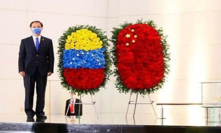 Con ofrenda floral celebran histórica relación bilateral entre Venezuela y China