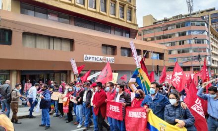 Docentes de Ecuador se movilizan contra Gobierno de Lasso