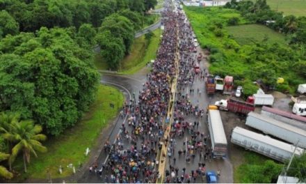 Caravana de 10.000 migrantes sale de México rumbo a EE.UU.