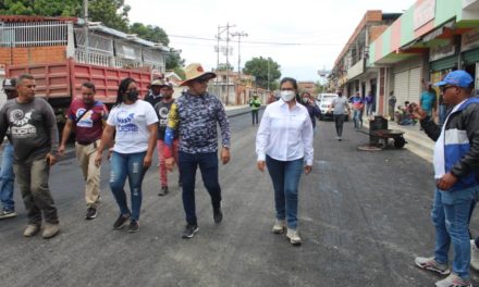 Gobernadora Karina Carpio inspeccionó avances de rehabilitación de calle Rondón de Cagua