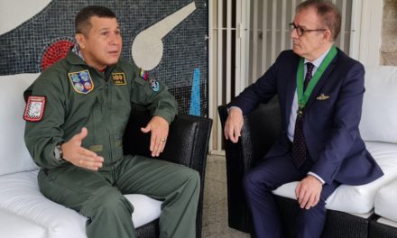 Embajador de Turquía en Venezuela es condecorado con la Cruz de la Aviación Militar Bolivariana