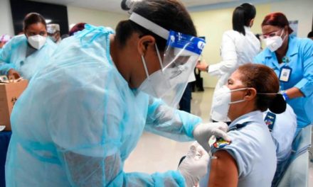 Más casos y menos vacunación contra Covid-19 en Ecuador