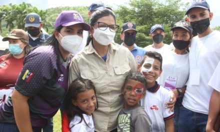 Gobernadora Karina Carpio compartió con los niños aragüeños en el Día Internacional del Niño