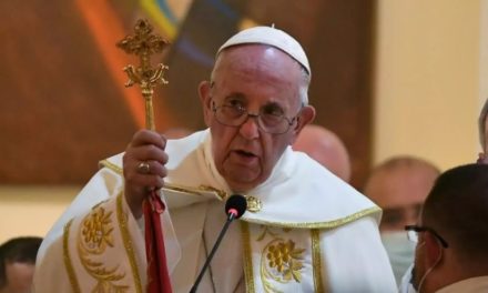 Papa Francisco deja abierta la posibilidad de retirarse del trono