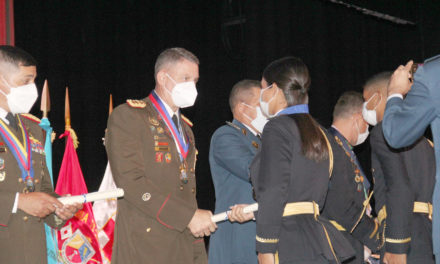 Oficiales de la Aviación Militar Bolivariana recibieron títulos profesionales