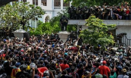Manifestantes en Sri Lanka abandonan edificios públicos tomados durante protestas