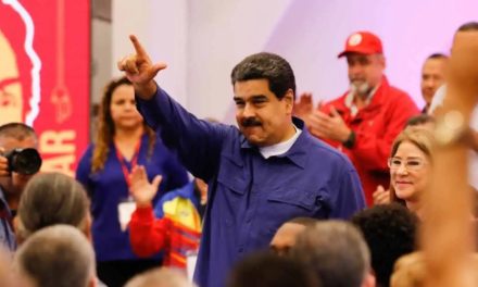 Maduro felicitó al pueblo por elección de jefes y jefas de comunidades