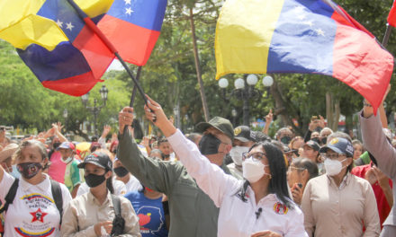 Ejecutivo regional rindió honores a la bandera nacional en la plaza Bolívar