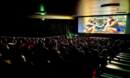 Película Amor cuesta Arriba llena auditorio de la Universidad Nacional de Australia