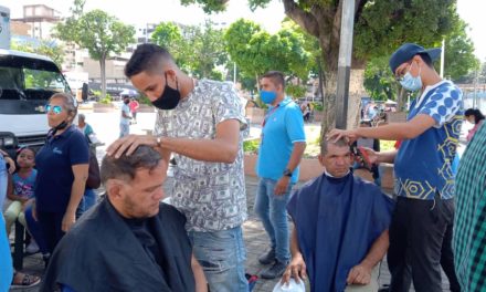 Jornada gratuita de barbería benefició a transeúntes en Ribas