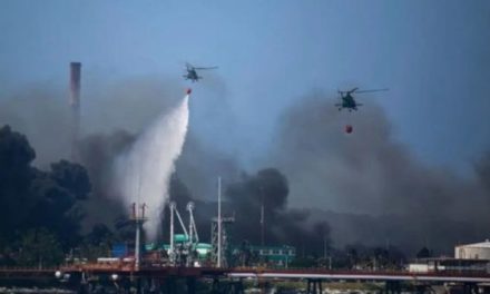 Helicópteros cubanos realizan más de 100 lanzamiento de agua sobre incendio