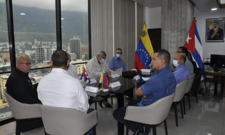 Ministro Ramón Velásquez sostiene encuentro con embajador cubano