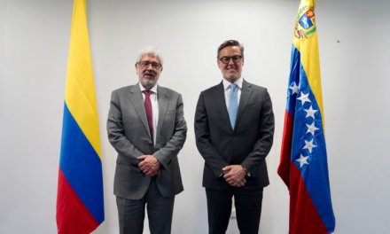 Embajador Plasencia se reúne con el Ministro de Comercio de Colombia