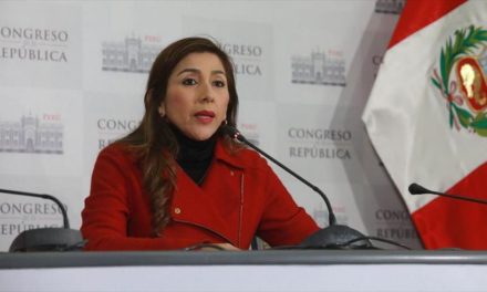 Parlamento peruano destituyó a presidenta del congreso