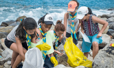 Voluntarios limpian las costas aragüeñas a propósito de su día