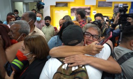 Llegan a Venezuela 12  de los 19 tripulantes que estaban secuestrados en Argentina