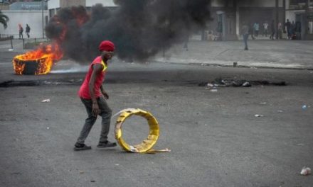 Haitianos protestan ante alza del precio del combustible
