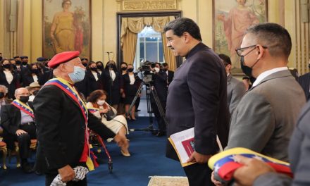 Presidente Maduro otorga condecoración a cultores de Venezuela