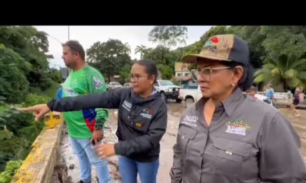 Gobernadora Karina Carpio y alcalde Rafael Morales atienden contingencia por lluvias en El Castaño