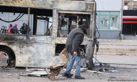 Fuerza ucraniana deja cinco muertos tras ataque a autobús en Jersón
