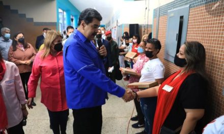 Maduro resalta papel de los maestros en la formación del futuro
