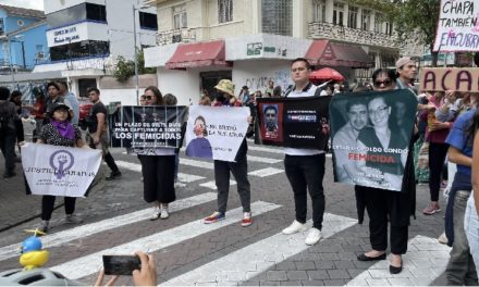 Mujeres se movilizaron contra feminicidios en Ecuador