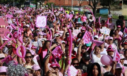 Más de mil mujeres tiñeron de rosa a Mariño para ganarle al cáncer de mama
