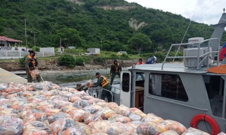 Distribuidas seis toneladas de alimentos y agua mineral a Puerto Maya
