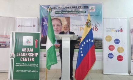 Defensor del Pueblo venezolano ofrece conferencia sobre los DDHH en Nigeria
