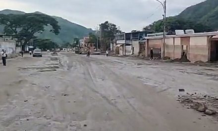 Vía principal de El Castaño despejada y con menos escombros