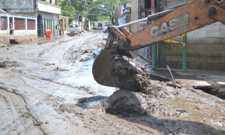Cuadrillas de servicios públicos realizaron trabajos de remoción de lodo en La Gallera