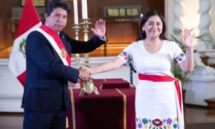 Presidente de Perú toma juramento a nueva ministra de Salud