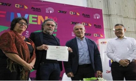 El poeta colombiano Javier Bosch gana el V Bienal de Poesía Juan Beroes