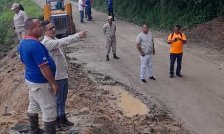 Sigue la remoción de escombros en la carretera hacia Costa de Oro