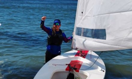 Sabrina Hernández conquistó el oro en su velero de la clase sunfish en Santa Marta 2022