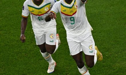 Senegal derrotó al anfitrión Qatar en el inicio de la segunda jornada del campeonato mundial