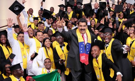 Presidente Nicolás Maduro felicita a los estudiantes universitarios