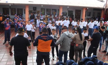 Protección Civil y Unes recibieron dotación de uniformes en Sucre