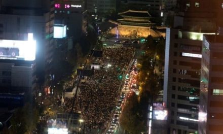 Familiares piden renuncia de presidente de la República de Corea por tragedia reciente