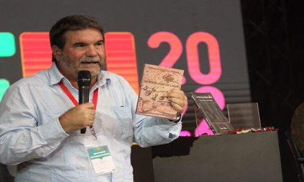 Omar Valiño presenta dos libros que enaltecen el teatro cubano