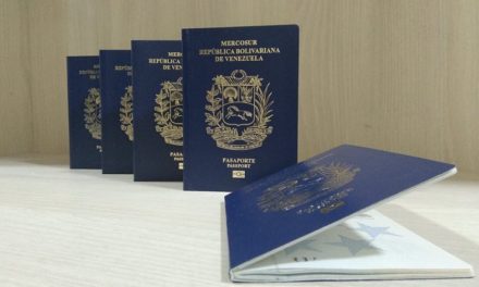 Entregaron pasaportes a ciudadanos venezolanos residentes en Bolivia