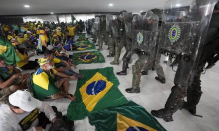 Más de una docena de periodistas agredidos en revuelta bolsonarista en Brasil