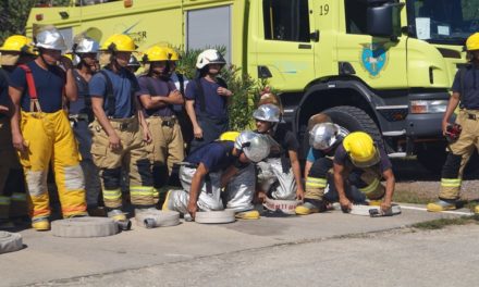Aspirantes a bomberos aeronáuticos recibieron taller de combate de incendio