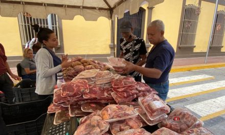 Feria de alimentos sigue beneficiando a cientos de familias en Sucre