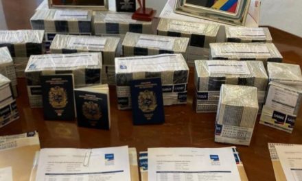 Al menos 700 venezolanos podrán salir de Trinidad y Tobago tras recibir pasaportes