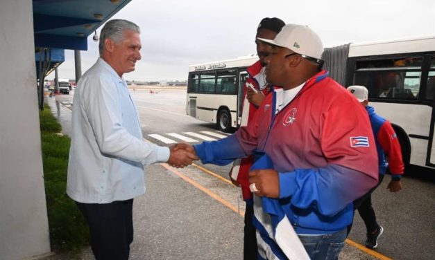 Cubanos recibieron entre aplausos a su equipo de béisbol