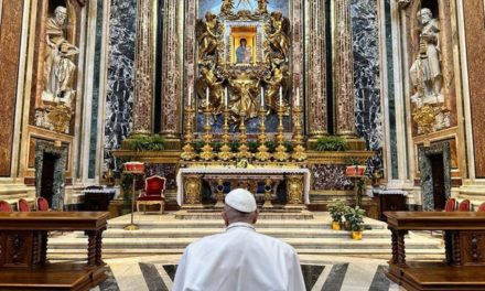 Papa Francisco regresó al Vaticano tras recibir el alta hospitalaria