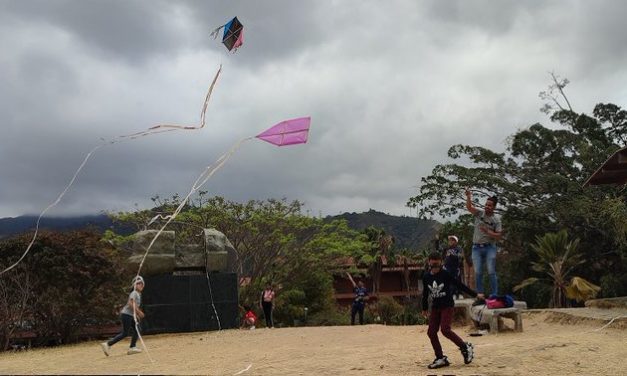 Niños y niñas disfrutan del Festival del Papagayo en Caracas
