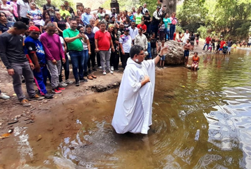 Feligreses acompañaron misa de Bendición del Agua en Ribas