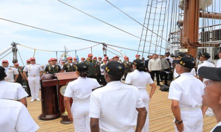Jefe de Estado exhortó a tripulación del Embajador sin fronteras llevar en alto la moral de Venezuela